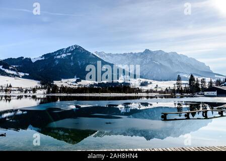 Vista su Walchsee, lago Walch in inverno con la riflessione, alpi, Kaiser. Austria, Triolo, Tirolo, a confine con la Baviera, Germania Foto Stock