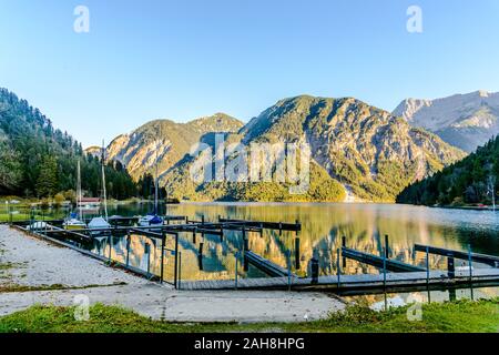 Idillica vista sul lago Plansee vicino a Reutte, Heiterwang con montagne delle Alpi, barche a vela. Tirolo Tirolo, Austria, di confine con la Baviera, Germania Foto Stock
