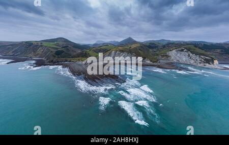 Zumaia e Deba flysch strati geologici strati drone vista aerea, Paesi Baschi Foto Stock