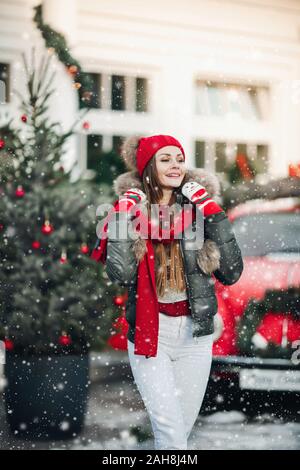 La Bielorussia Minsk 16 12 2019:inverno bella giovane donna informale in posa all'aperto circondato da fiocchi di neve Foto Stock