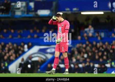 Londra, Inghilterra - Dicembre 26th Southampton il portiere Alex McCarthy durante il match di Premier League tra Chelsea e Southampton a Stamford Bridge, Londra giovedì 26 dicembre 2019. (Credit: Leila Coker | MI News ) la fotografia può essere utilizzata solo per il giornale e/o rivista scopi editoriali, è richiesta una licenza per uso commerciale Credito: MI News & Sport /Alamy Live News Foto Stock