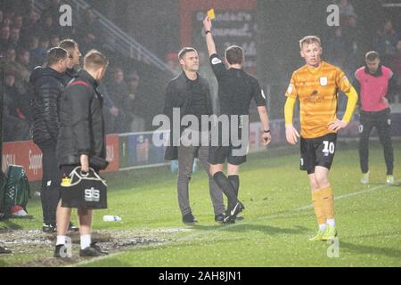 SALFORD, Inghilterra - Dicembre 26th arbitro Peter Wright mostra Salford City manager Graham Alexander il cartellino giallo durante la scommessa del Cielo lega 2 corrispondenza tra Salford City e Crewe Alexandra presso la penisola Stadium, Moor Lane, Salford giovedì 26 dicembre 2019. (Credit: Ian Charles | MI News) La fotografia può essere utilizzata solo per il giornale e/o rivista scopi editoriali, è richiesta una licenza per uso commerciale Credito: MI News & Sport /Alamy Live News Foto Stock