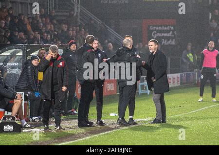 SALFORD, Inghilterra - Dicembre 26th Salford City manager Alexander Graham sostiene con la quarta gazzetta durante il cielo scommettere League 2 match tra Salford City e Crewe Alexandra presso la penisola Stadium, Moor Lane, Salford giovedì 26 dicembre 2019. (Credit: Ian Charles | MI News) La fotografia può essere utilizzata solo per il giornale e/o rivista scopi editoriali, è richiesta una licenza per uso commerciale Credito: MI News & Sport /Alamy Live News Foto Stock