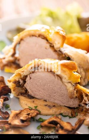 Filetto di maiale in pasta sfoglia con crocchette di purè di patate Foto Stock