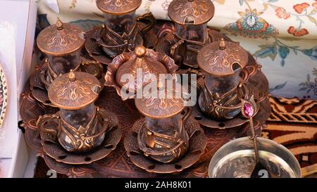 Turkish Delight tazze, vasetti, bollitore per tè e negozio di souvenir sono fatti di rame (stile turco). Foto Stock