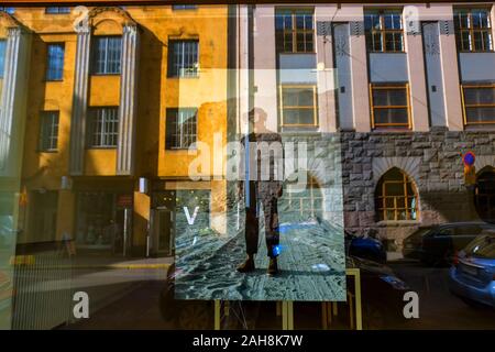 Facciate si riflette in una finestra, Helsinki, Finlandia Foto Stock