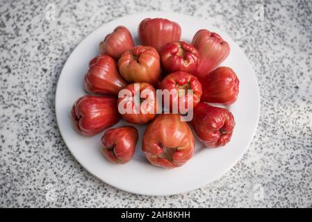 Cera di mele (Syzygium samarangense) su una piastra. Aka Java apple, rosa mela, cera jambu. Un frutto tropicale popolare nel sud-est asiatico. Foto Stock