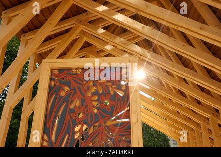 Struttura in legno al di fuori del Museo del Design (Designmuseo), Helsinki, Finlandia Foto Stock