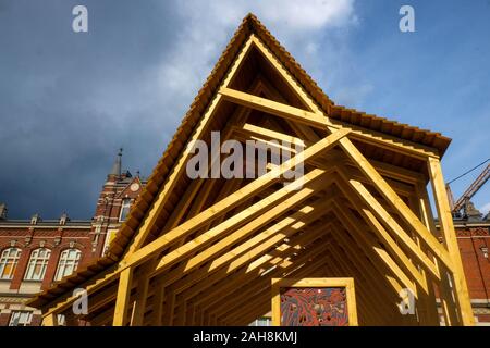 Struttura in legno al di fuori del Museo del Design (Designmuseo), Helsinki, Finlandia Foto Stock