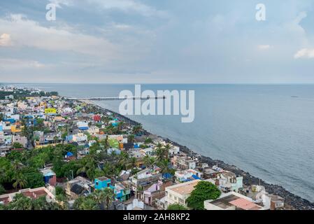 Vista dalla cima del nuovo faro di Puducherry in India del sud oltre la città su nuvoloso giorno Foto Stock