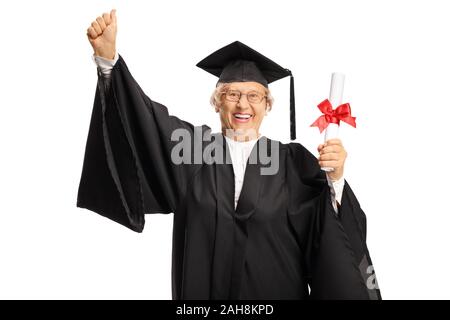 Felice donna anziana in un abito di laurea in possesso di un diploma e gesticolando felicità con mano isolati su sfondo bianco Foto Stock