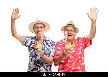 Uomini anziani allegri in vacanza con cocktail e agitando isolati su sfondo bianco Foto Stock