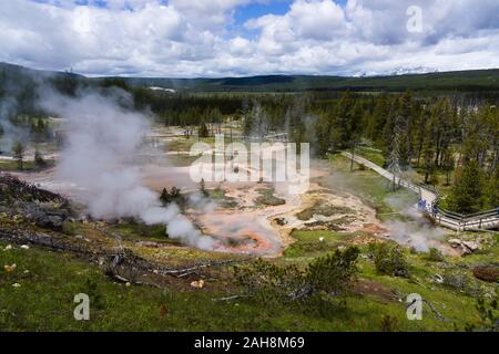 Artista Paint Pots, il Parco Nazionale di Yellowstone, Wyoming negli Stati Uniti Foto Stock