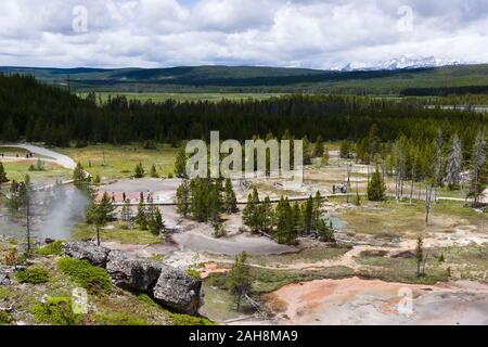 Artista Paint Pots, il Parco Nazionale di Yellowstone, Wyoming negli Stati Uniti Foto Stock