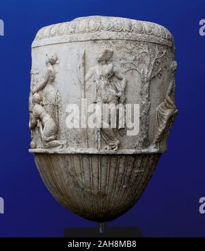 Frammento di un cratere di marmo. L'Italia. (30-20 BC),primo secolo A.C. in marmo bianco. NY Carlsberg Glyptotek di Copenaghen. La Danimarca. Foto Stock