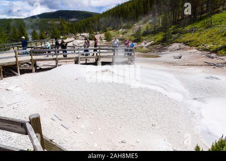 I turisti a guardare il fango porta a artista Paint Pots, il Parco Nazionale di Yellowstone, Wyoming negli Stati Uniti Foto Stock