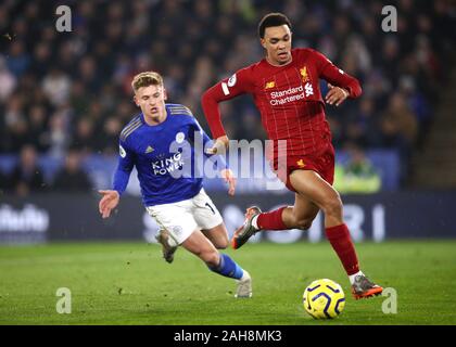 Liverpool Alexander-Arnold Trent (destra) e Leicester City's Harvey Barnes battaglia per la palla durante il match di Premier League al King Power Stadium, Leicester. Foto Stock