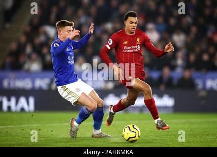 Liverpool Alexander-Arnold Trent (destra) e Leicester City's Harvey Barnes battaglia per la palla durante il match di Premier League al King Power Stadium, Leicester. Foto Stock