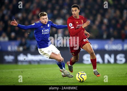 Liverpool Alexander-Arnold Trent (destra) e Leicester City's Harvey Barnes battaglia per la palla durante il match di Premier League al King Power Stadium, Leicester. Foto Stock