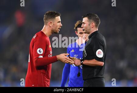 LEICESTER INGHILTERRA - Dicembre 26th arbitro Michael Oliver ha parole con la Giordania Henderson (14) di Liverpool durante il match di Premier League tra Leicester City e Liverpool presso il re lo stadio di potenza, Leicester giovedì 26 dicembre 2019. (Credit: Jon Hobley | MI News) La fotografia può essere utilizzata solo per il giornale e/o rivista scopi editoriali, è richiesta una licenza per uso commerciale Credito: MI News & Sport /Alamy Live News Foto Stock