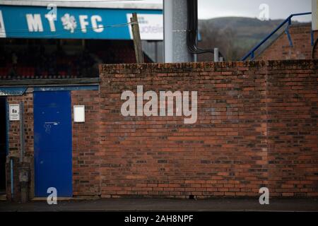 Una vista esterna del terreno prima di Macclesfield Town giocato Grimsby Town in una SkyBet League 2 dispositivo di fissaggio con Moss Rose. Club di casa aveva sofferto problemi di eseguire fino a questo apparecchio con il EFL detrazione di punti dopo che non sono riusciti a pagare il personale e avevano una partita rinviata. Questa partita è finita in un pareggio, sorvegliato da una folla di 1,991. Foto Stock