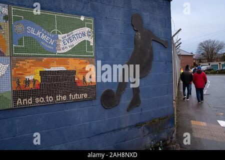Una vista esterna del terreno prima di Macclesfield Town giocato Grimsby Town in una SkyBet League 2 dispositivo di fissaggio con Moss Rose. Club di casa aveva sofferto problemi di eseguire fino a questo apparecchio con il EFL detrazione di punti dopo che non sono riusciti a pagare il personale e avevano una partita rinviata. Questa partita è finita in un pareggio, sorvegliato da una folla di 1,991. Foto Stock