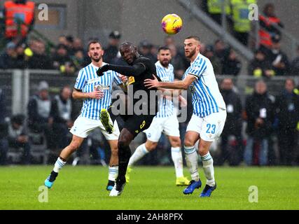 Milano, ITALIA - 01 dicembre 2019: Romelu Lukaku e Francesco Vicari durante la Serie A 2019/2020 INTER v SPAL allo stadio di San Siro. Foto Stock