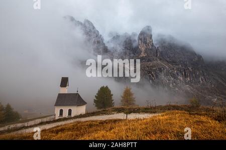 La chiesa della cappella di San Maurizio a passo passo Gardena nelle Dolomiti dell'Alto Adige in Italia già in autunno. Foto Stock