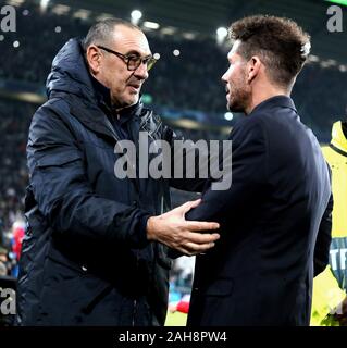 Torino, ITALIA - 26 novembre 2019: Allenatore della Juventus Maurizio Sarri saluta il capo allenatore dell'Atletico Madrid Diego Simeone davanti ai campioni UEFA Foto Stock