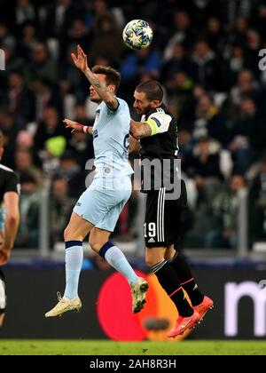 Torino, ITALIA - 26 novembre 2019: Vitolo e Leonardo Bonucci in azione durante la UEFA Champions League 2019/2020 JUVENTUS / ATLETICO de MADRID ad A. Foto Stock