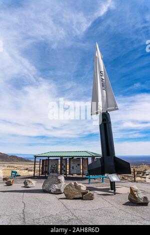 Un missile Nike Hercules Surface-to-Air (SAM) si trova accanto a una mostra informativa presso la White Sands Missile Range, New Mexico, USA Foto Stock