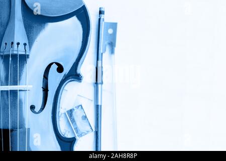 Parte del violino, prua e colofonia tonica nel classico colore blu. Foto Stock