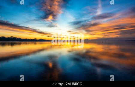 Alba fantastica al Lago di Costanza con potenti nuvole nel cielo Foto Stock