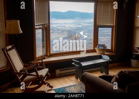Stati Uniti Virginia VA Luray una vista da una cabina AIrBnB nella contea di pagina guardando oltre il Fiume Shenandoah Valley Foto Stock
