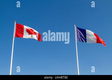 Canadese francese e bandiere insieme al Canadian National Vimy Memorial (Prima Guerra Mondiale Memorial) sulla cresta di Vimy vicino alla città di Arras. Foto Stock