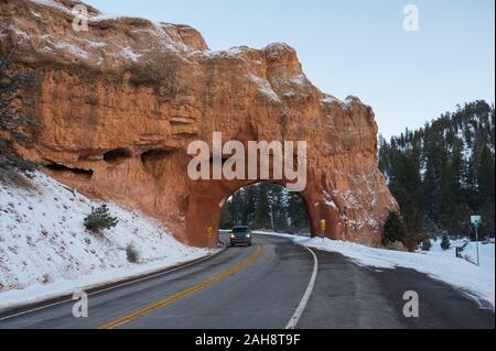 Car guida attraverso il tunnel sulla Interstate 89 in Utah attraverso winter snow landscape Foto Stock