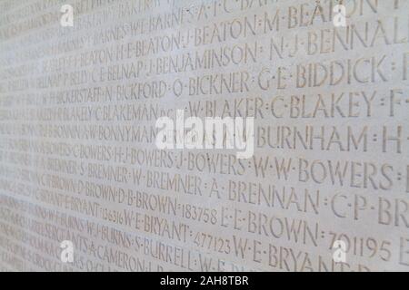 Nomi dei soldati caduti in WW I. Canadian National Vimy Memorial (Prima Guerra Mondiale Memorial) sulla cresta di Vimy vicino alla città di Arras. Foto Stock