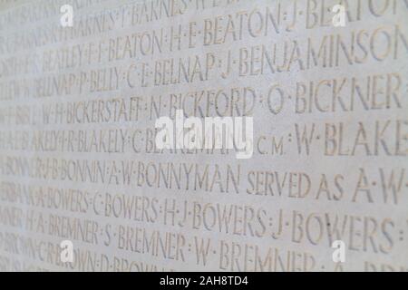 Nomi dei soldati caduti in WW I. Canadian National Vimy Memorial (Prima Guerra Mondiale Memorial) sulla cresta di Vimy vicino alla città di Arras. Foto Stock