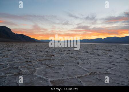 Colorato tramonto sul bacino Badwater nel Parco Nazionale della Valle della Morte in California il 15 Dic 2019 Foto Stock