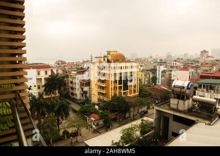 Hanoi, Vietnam - 02 aprile 2019. Vista aerea del paesaggio urbano di Hanoi al tramonto Foto Stock