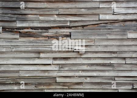 Close up di legno stagionato schierati sul lato di un magazzino abbandonato nelle zone rurali del Nord Carolina. Foto Stock