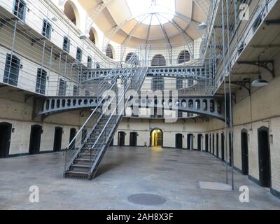 Sala principale di Kilmainham Gaol - ex complesso carcerario si è trasformato in un museo a Dublino, Irlanda Foto Stock