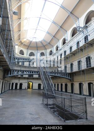 Sala principale di Kilmainham Gaol - ex complesso carcerario si è trasformato in un museo a Dublino, Irlanda Foto Stock