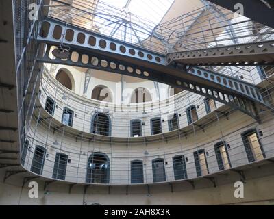 Sala principale di Kilmainham Gaol - ex complesso carcerario si è trasformato in un museo a Dublino, Irlanda Foto Stock