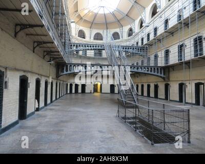 Sala principale di Kilmainham Gaol - ex complesso carcerario si è trasformato in un museo a Dublino, Irlanda Foto Stock