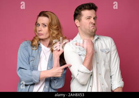 Ha sottolineato l uomo e la donna sorella e fratello puntando con il dito in corrispondenza di ogni altro. Foto Stock