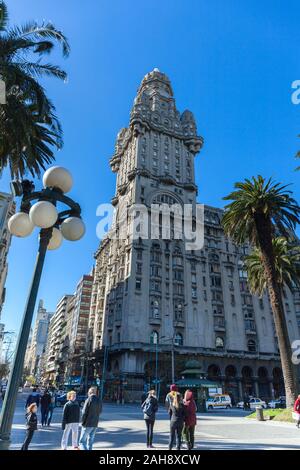 Montevideo Uruguay 15 del LUG. 2019. Il Plaza Independencia a Montevideo, Uruguay. Il Palacio Salvo. Foto Stock