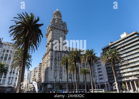Montevideo Uruguay 15 del LUG. 2019. Il Plaza Independencia a Montevideo, Uruguay. Il Palacio Salvo. Foto Stock