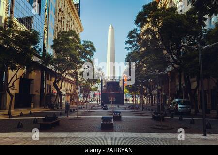 Obelik alla città di Buenos Aires. Maggio 21, 2019, Argentina. Accogliente strette strade di Buenos Aires con una vista dell'obelisco Foto Stock