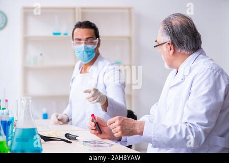 I due chimici che lavorano in laboratorio Foto Stock